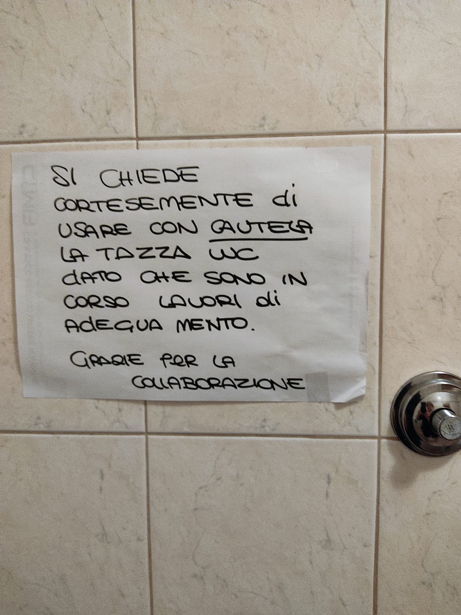 Marche, nel bagno pubblico spunta un cartello decisamente ambiguo: qual è il significato?