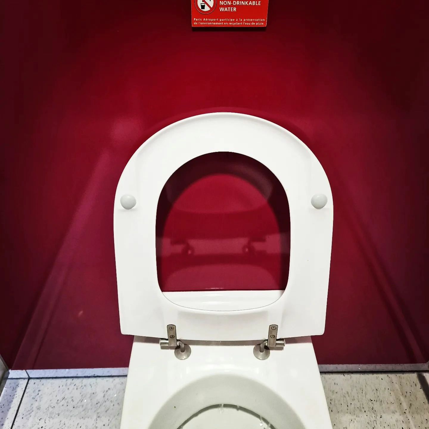 Francia, nel bagno dell'aeroporto compare un cartello assurdo: