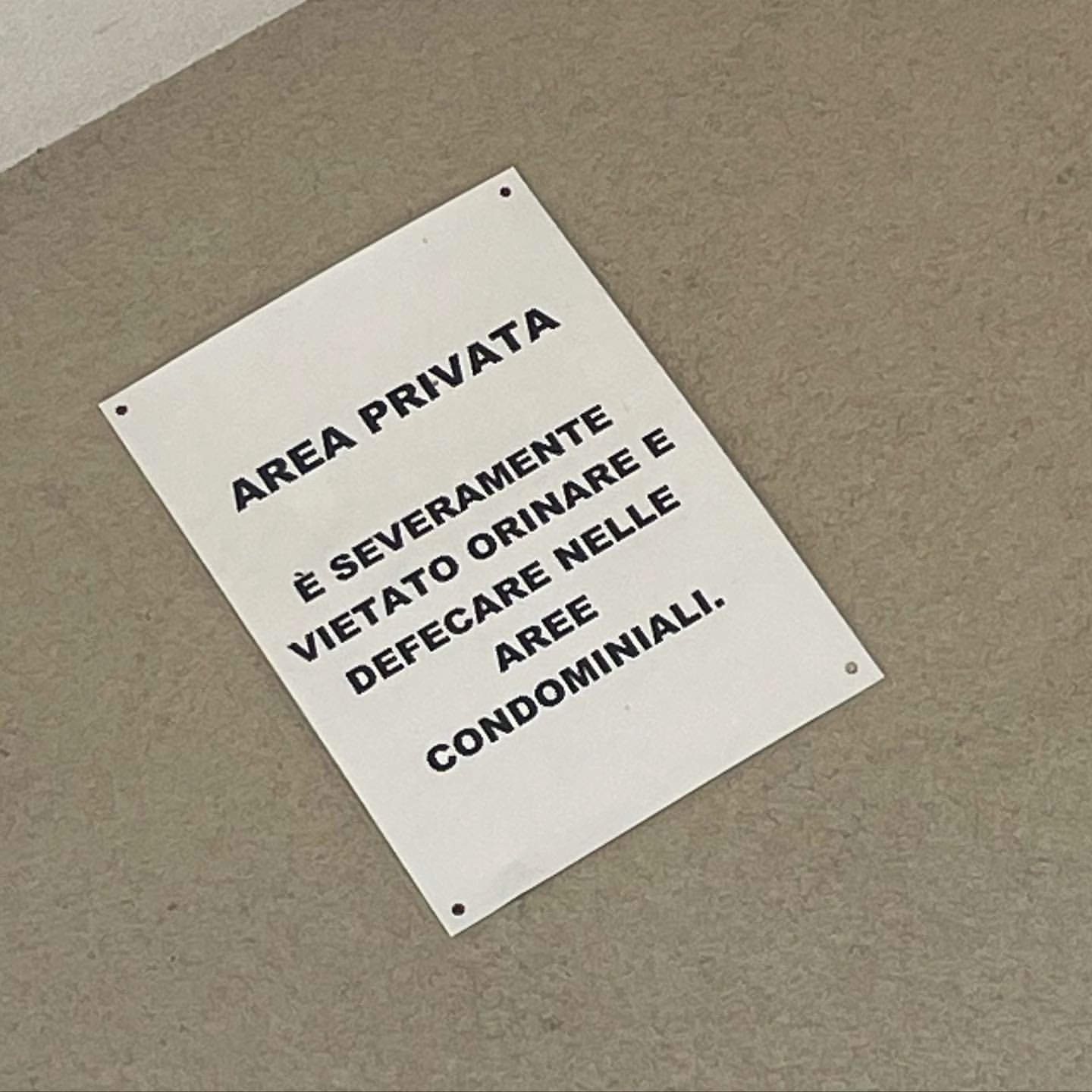 In un condominio italiano spunta un cartello assurdo: "E' severamente vietato..."