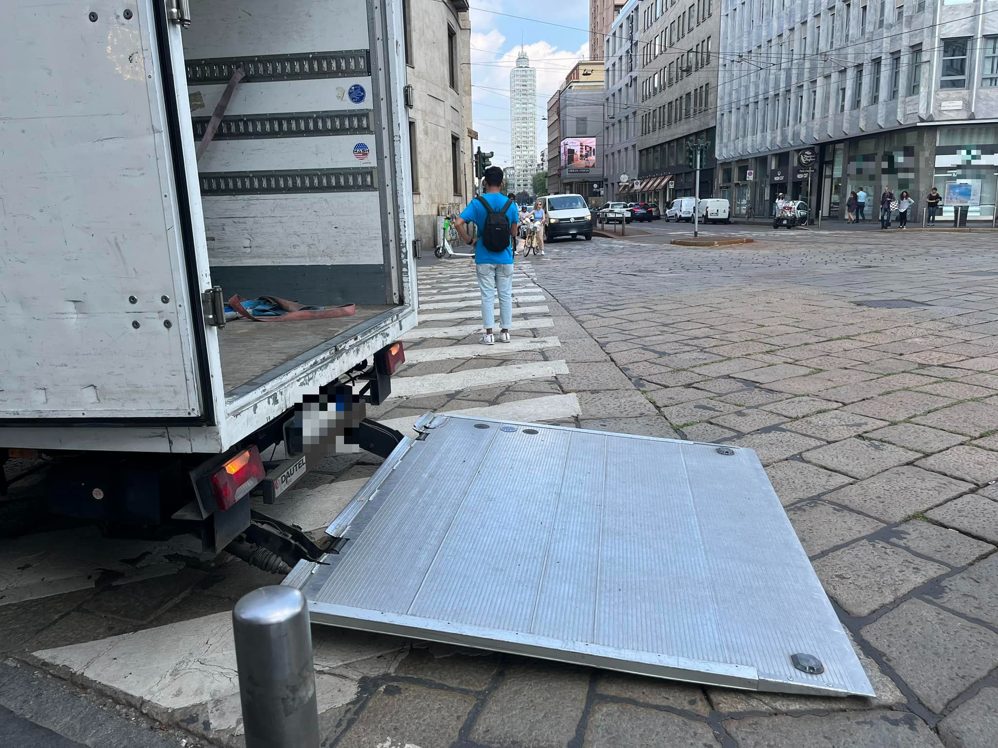 Milano, ancora parcheggi selvaggi: il camion si ferma e scarica nel posto più sbagliato