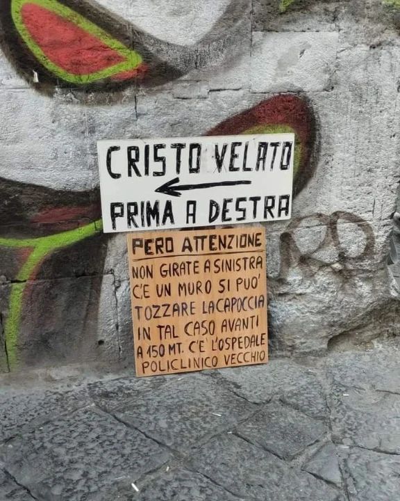 Napoli, spunta il cartello più premuroso di sempre: