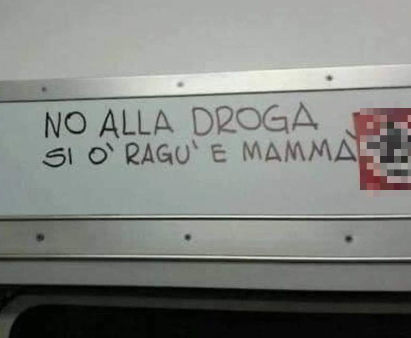 Napoli, in treno spunta lo slogan più domenicale di sempre: