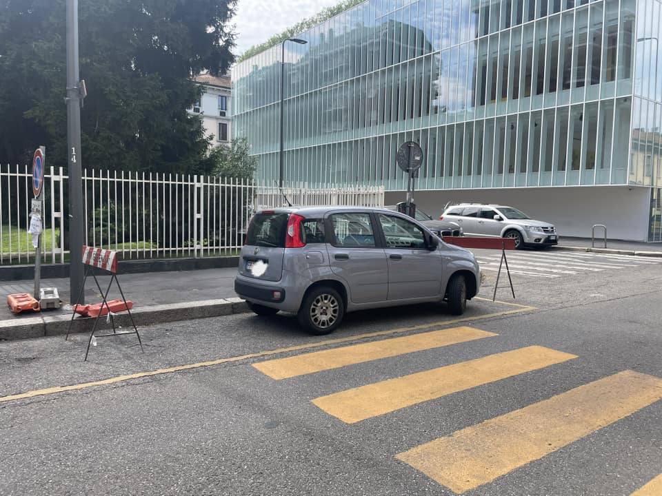 Milano, il cantiere stradale diventa un parcheggio selvaggio: