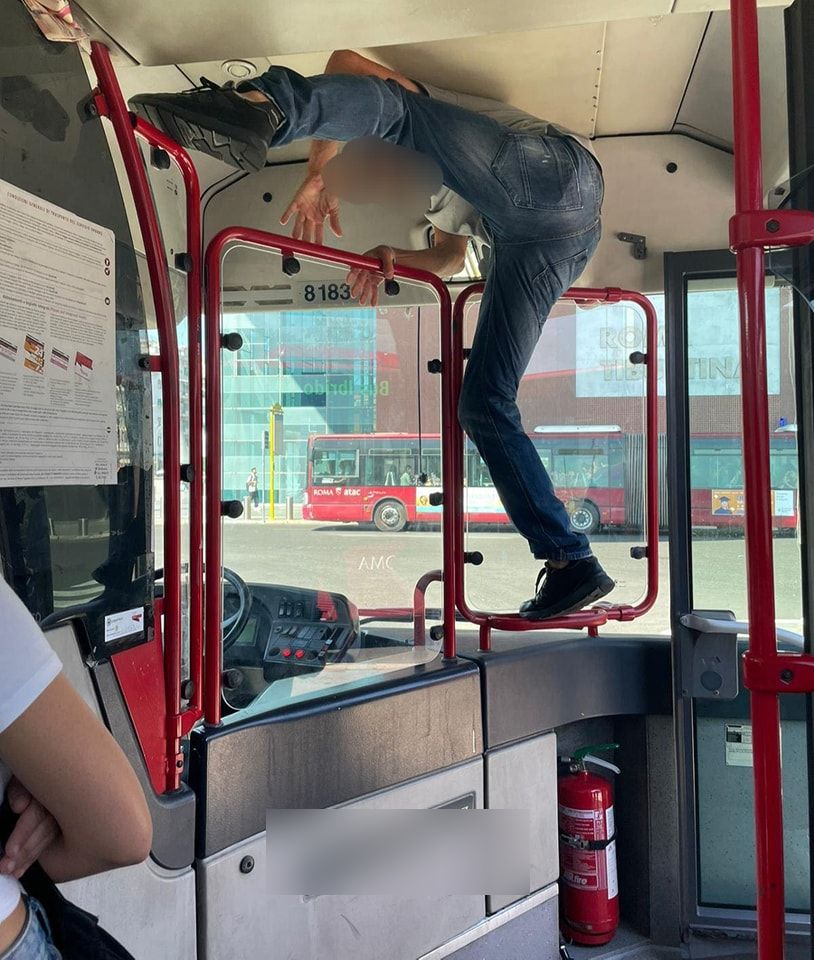 Roma, trasporto pubblico nel caos: cosa fa l'autista di un bus per entrare al posto di guida