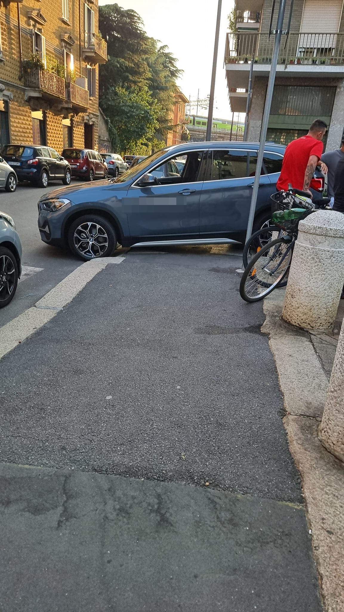 Milano, il parcheggio selvaggio è da record: