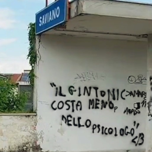 Napoli, spunta la scritta sul muro con la soluzione a tutti i problemi: