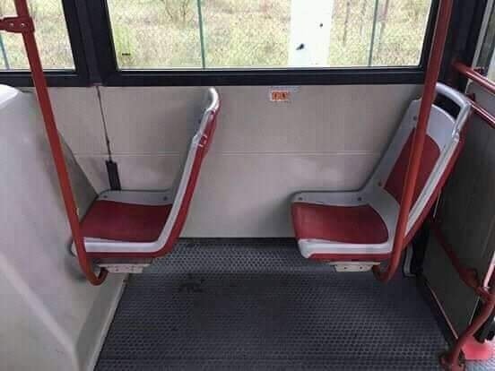 Roma, il sedile dell'autobus è in una posizione assurda: "Posto riservatissimo"