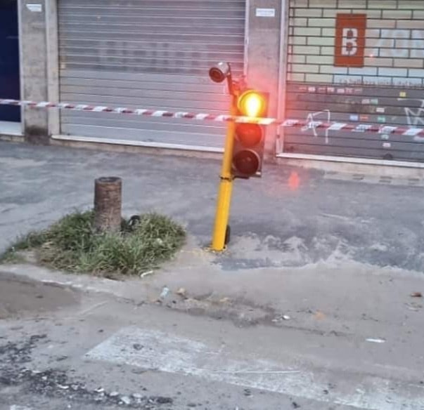Roma, l'apocalisse sta arrivando in città: cosa è successo a un semaforo della capitale