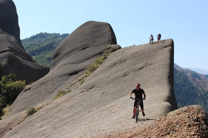 Albania, il parco nazionale con rocce, abeti e sorgenti naturali: la meta perfetta per l'autunno