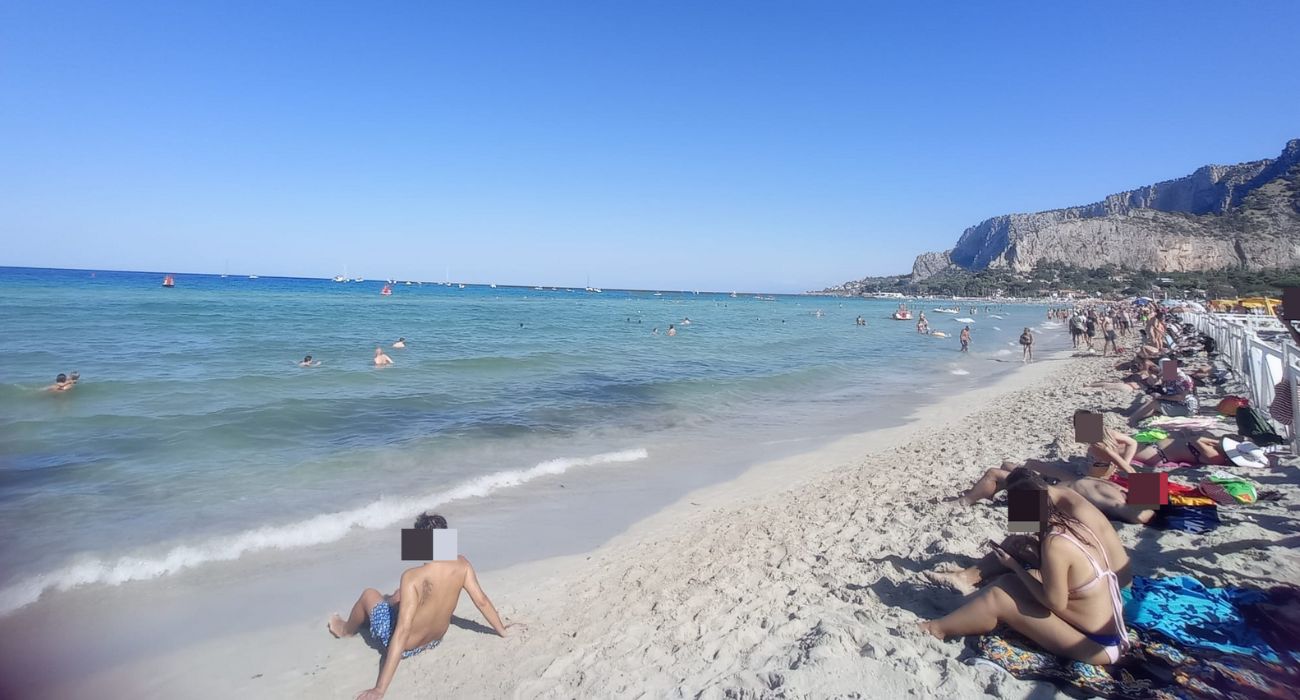 Palermo spiaggia Mondello scatta la denuncia 1