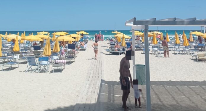 Palermo spiaggia Mondello scatta la denuncia