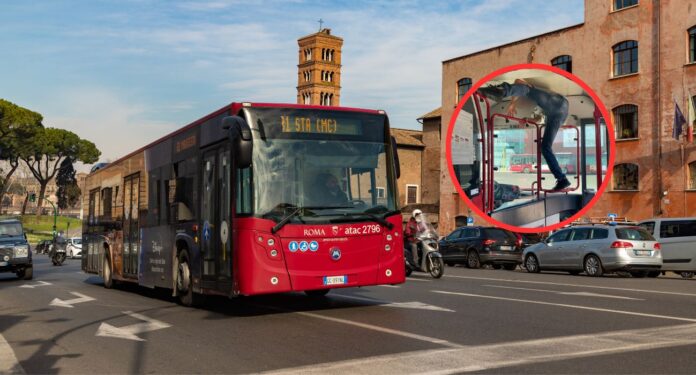 Roma, trasporto pubblico nel caos: cosa fa l'autista di un bus per entrare al posto di guida