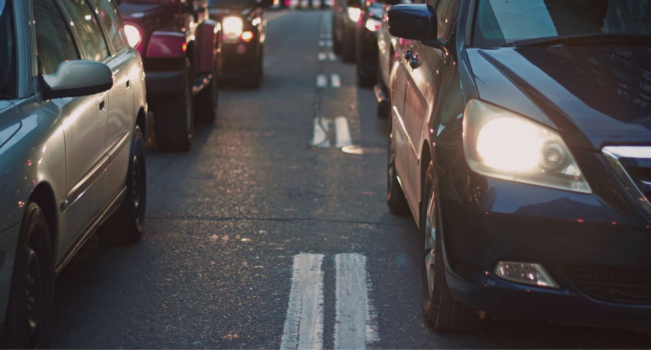 Milano, il cantiere stradale diventa un parcheggio selvaggio: