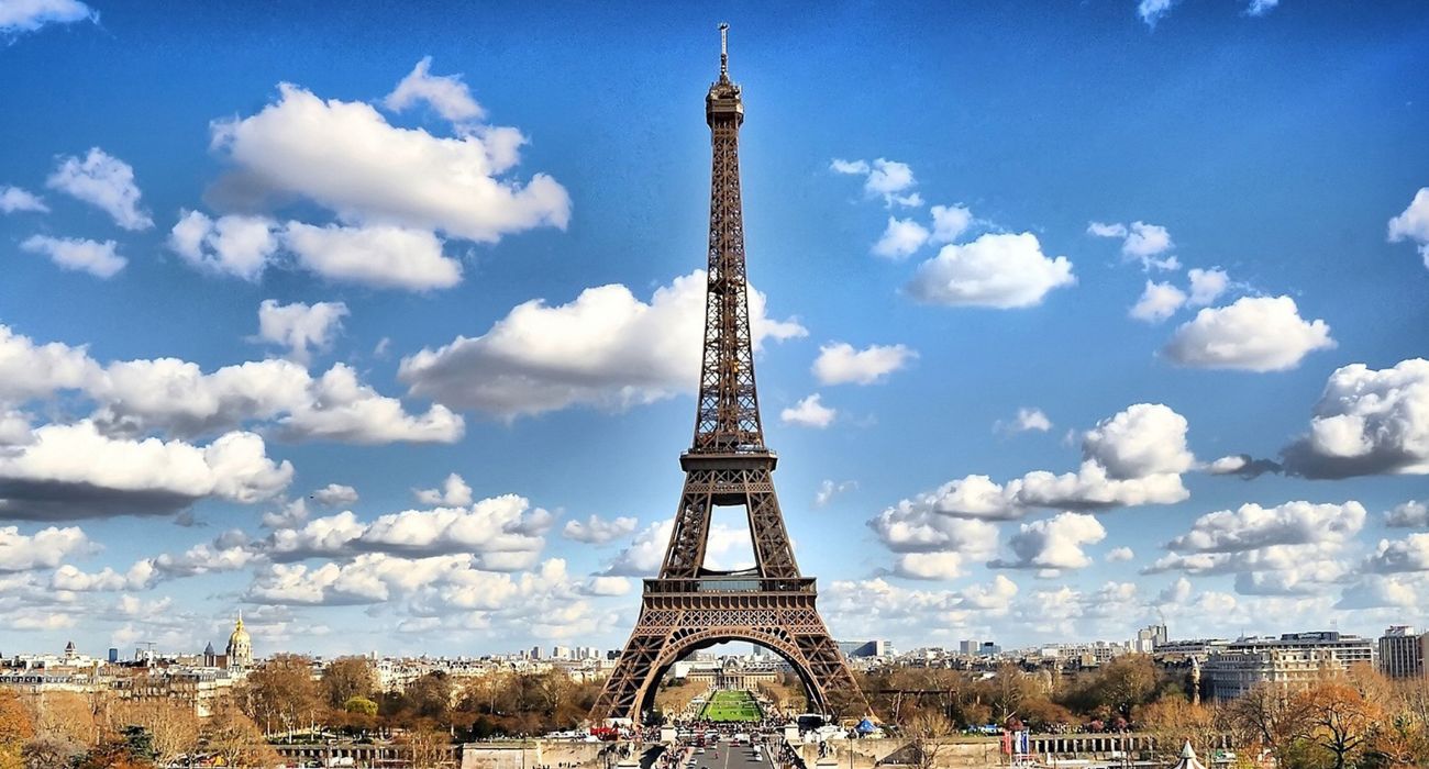 Francia, nel bagno dell'aeroporto compare un cartello assurdo: