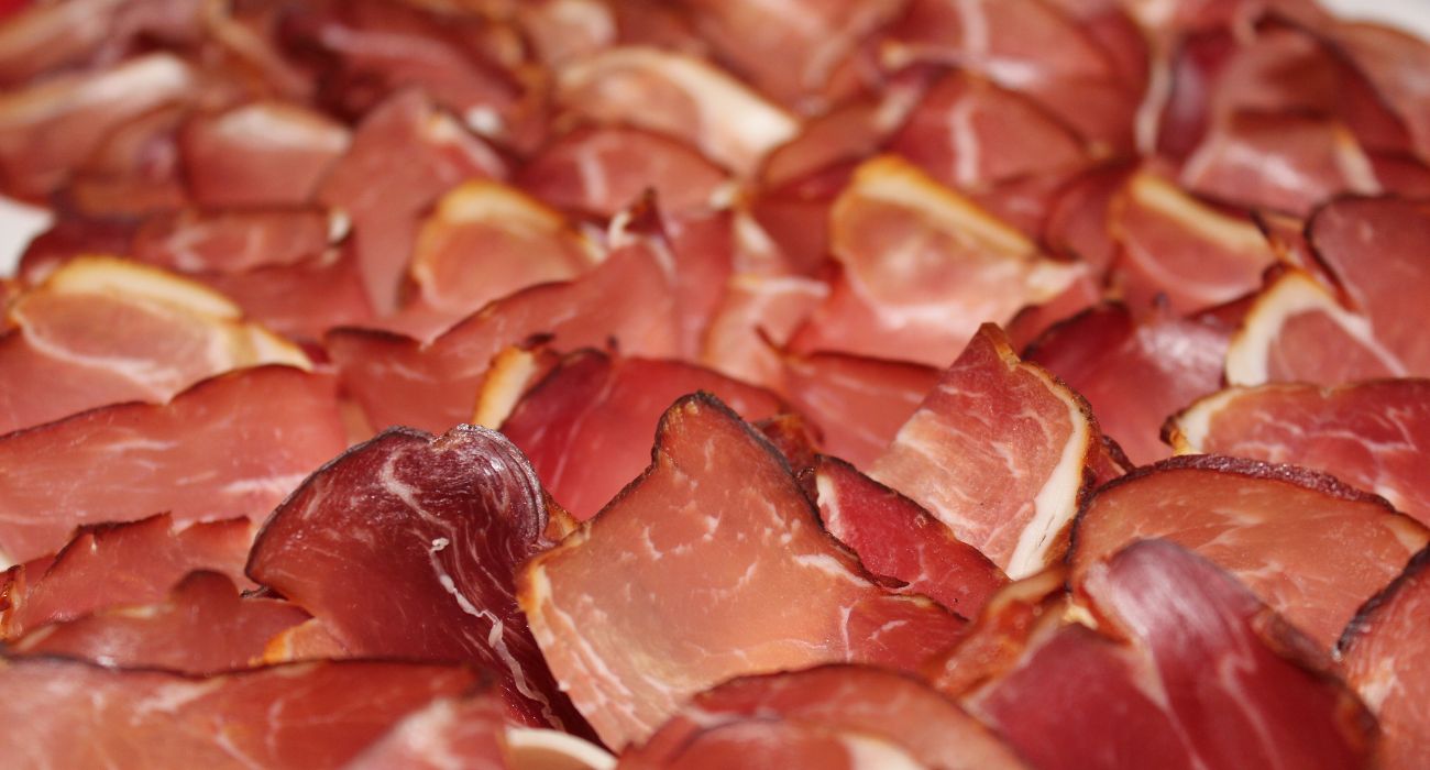 Negozi italiani, l'insegna della salumeria è un simpatico gioco di parole: