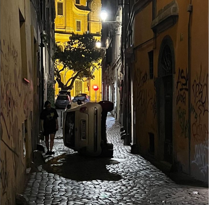 Roma, scena assurda in un vicolo del centro: come ha fatto l'auto a finire in questa posizione?