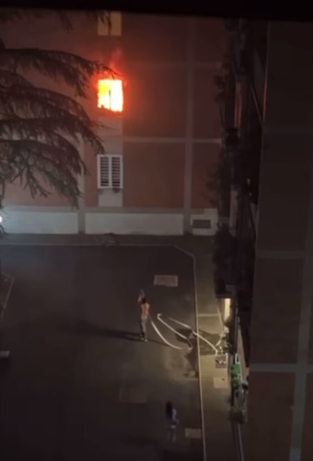 Incendio a Roma, un cittadino prende l'iniziativa e compie un gesto eroico