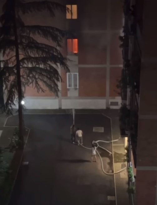 Incendio a Roma, un cittadino prende l'iniziativa e compie un gesto eroico