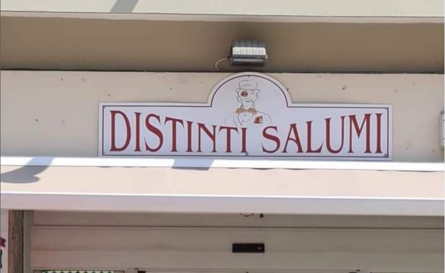 Negozi italiani, l'insegna della salumeria è un simpatico gioco di parole: