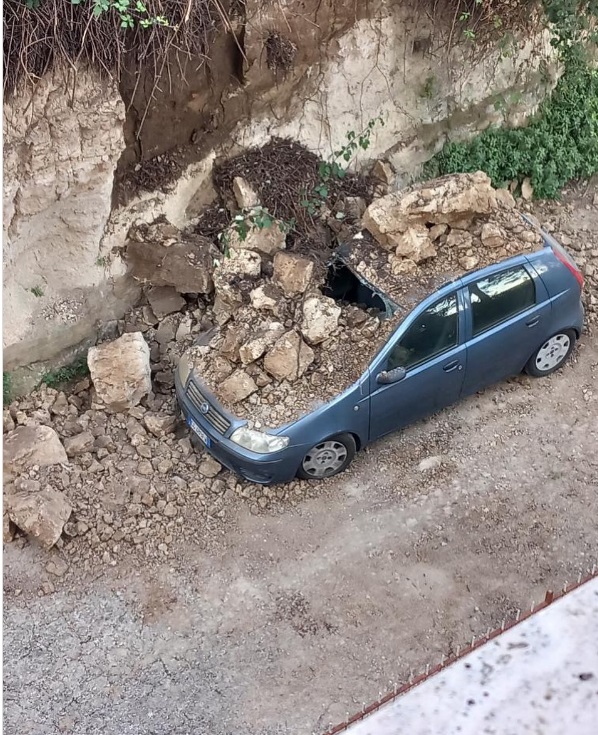 Roma, il parcheggio è sfortunato: al mattino trova una spiacevole sorpresa