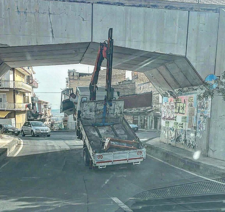 Catania, camion con gru "impenna" sotto a un ponte: come ha fatto