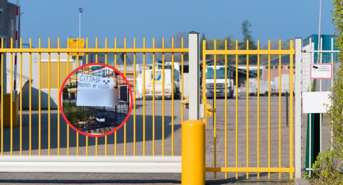 Palermo, cittadino denuncia con un singolare cartello la chiusura del parcheggio: 