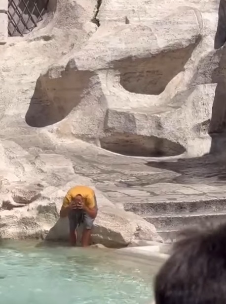 Roma, scene incredibili alla Fontana di Trevi: