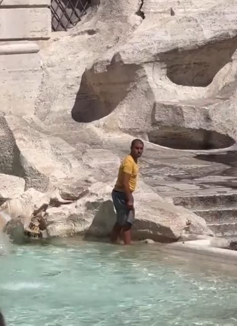 Roma, scene incredibili alla Fontana di Trevi: