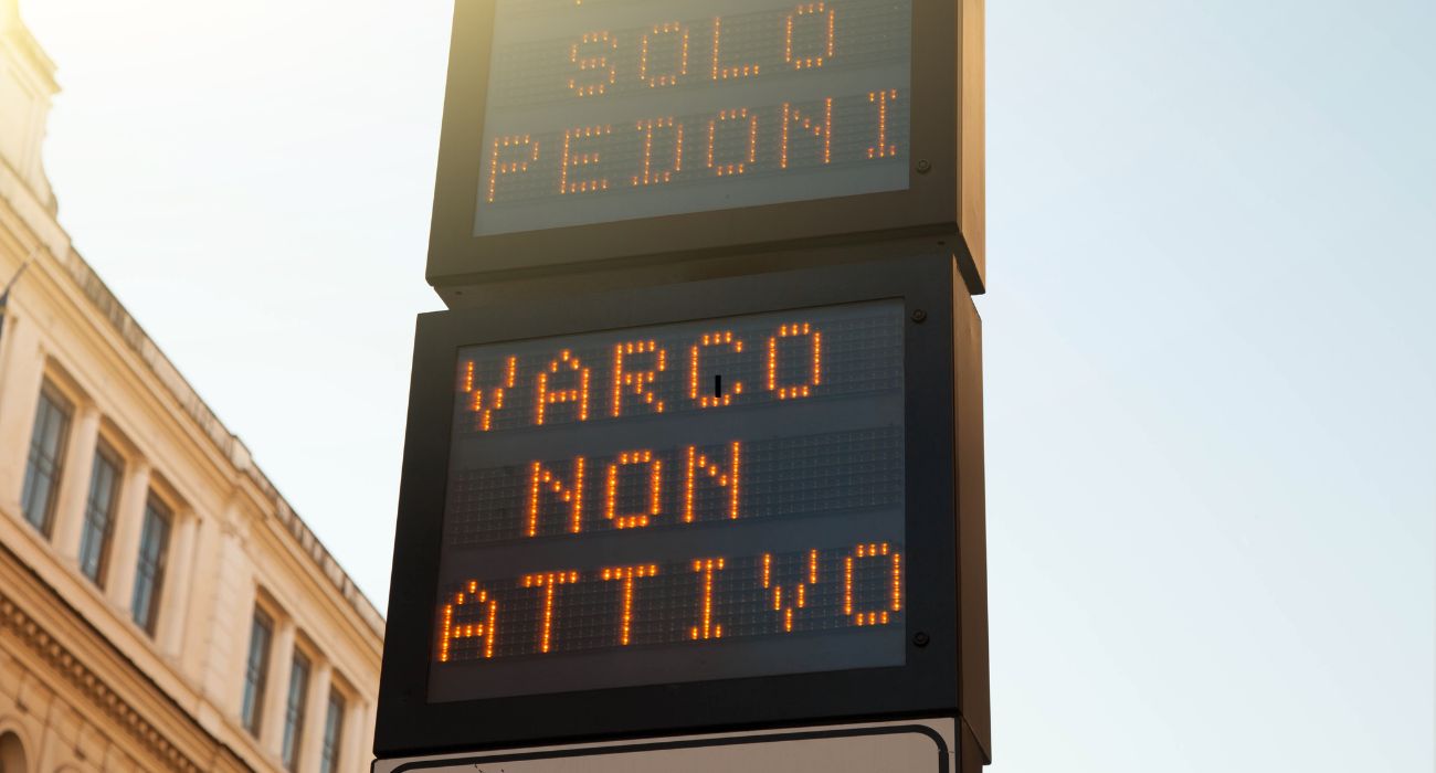 Roma, scena assurda in un vicolo del centro: come ha fatto l'auto a finire in questa posizione?