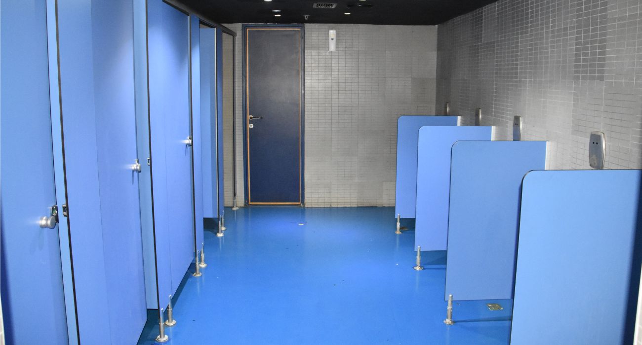 Marche, nel bagno pubblico spunta un cartello decisamente ambiguo: qual è il significato?