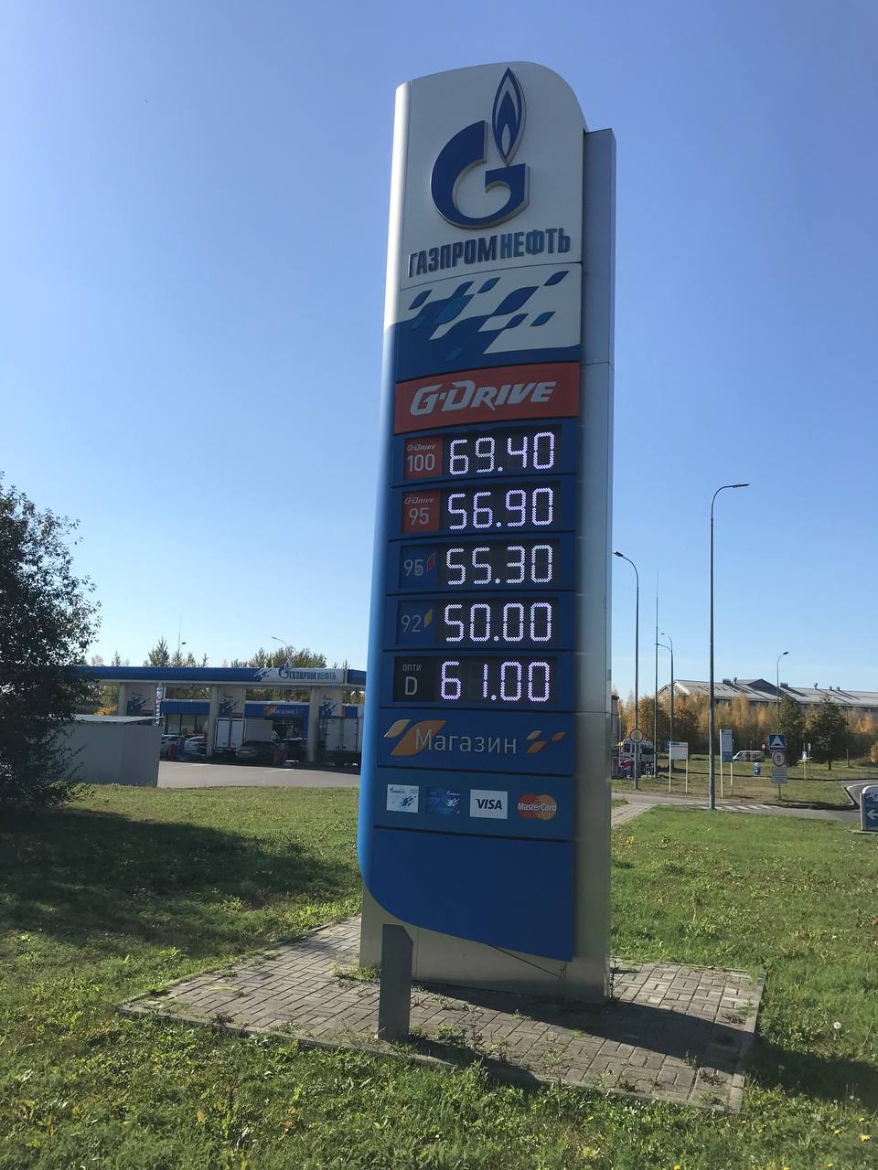 Caro benzina, il prezzo del carburante in Russia è ridicolo: la differenza con l'Italia
