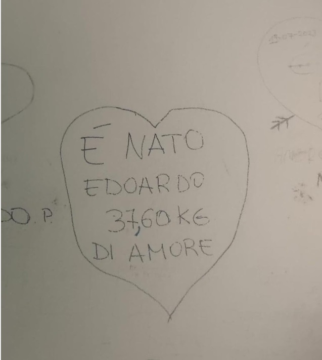 Nasce il figlio, i genitori scrivono il peso sul muro ma commettono un grave errore: "Almeno c'è la virgola"