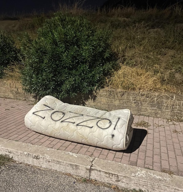 Cittadino abbandona un materasso per strada e viene insultato con una scritta: "È la verità"
