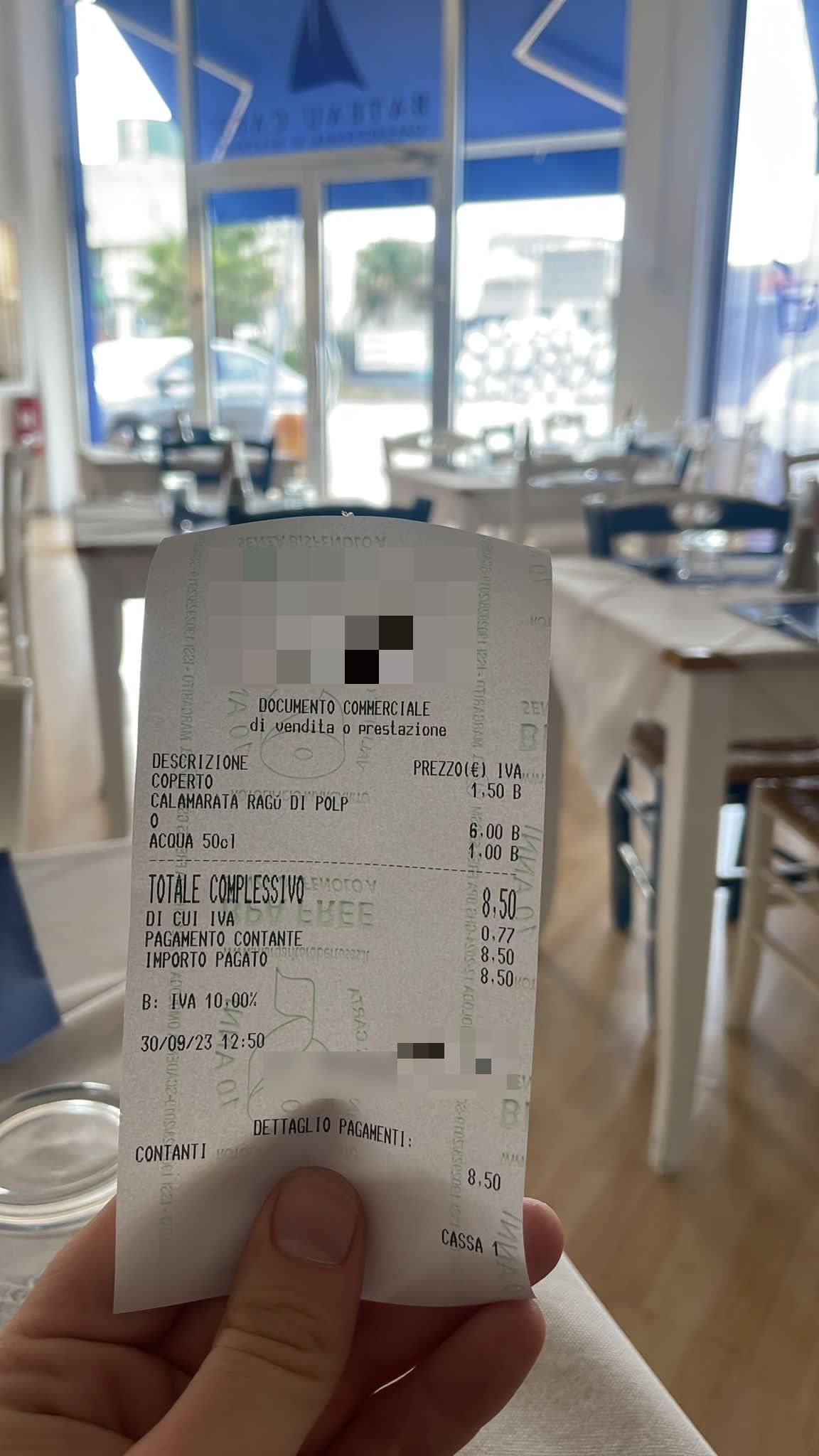 Taranto, lo scontrino smentisce il caro prezzi: primo di pesce, acqua e pane a pochissimo: "Non è uno scherzo"