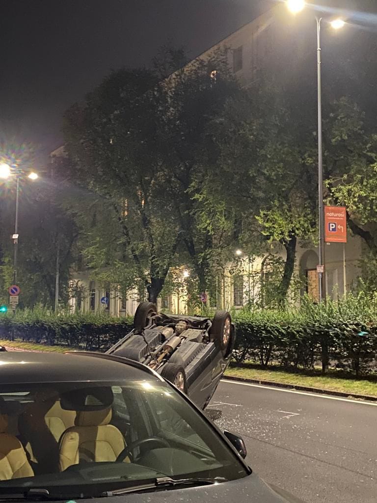 Milano, scena assurda per le strade della città: come ha fatto l'auto a finire in questa posizione?