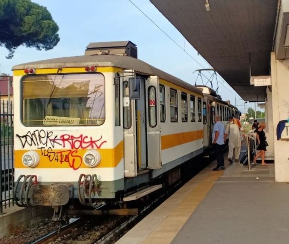 Roma, il treno del trasporto pubblico è un reperto storico: "Almeno fa il suo dovere"