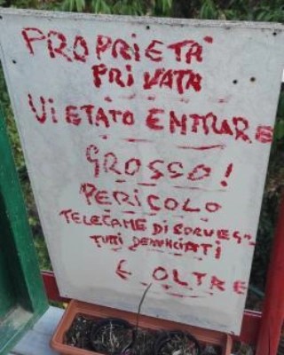 "Grosso pericolo!": qual è l'avviso del divertente cartello per chi viola la proprietà privata?