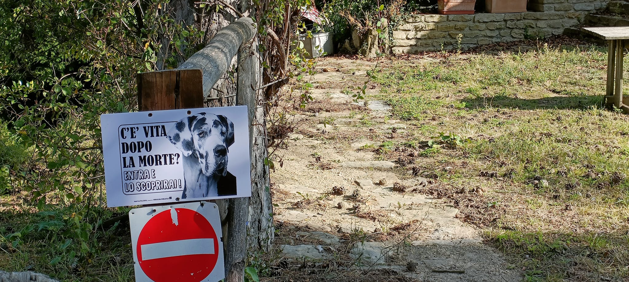 Il cartello attenti al cane in giardino è obbligatorio