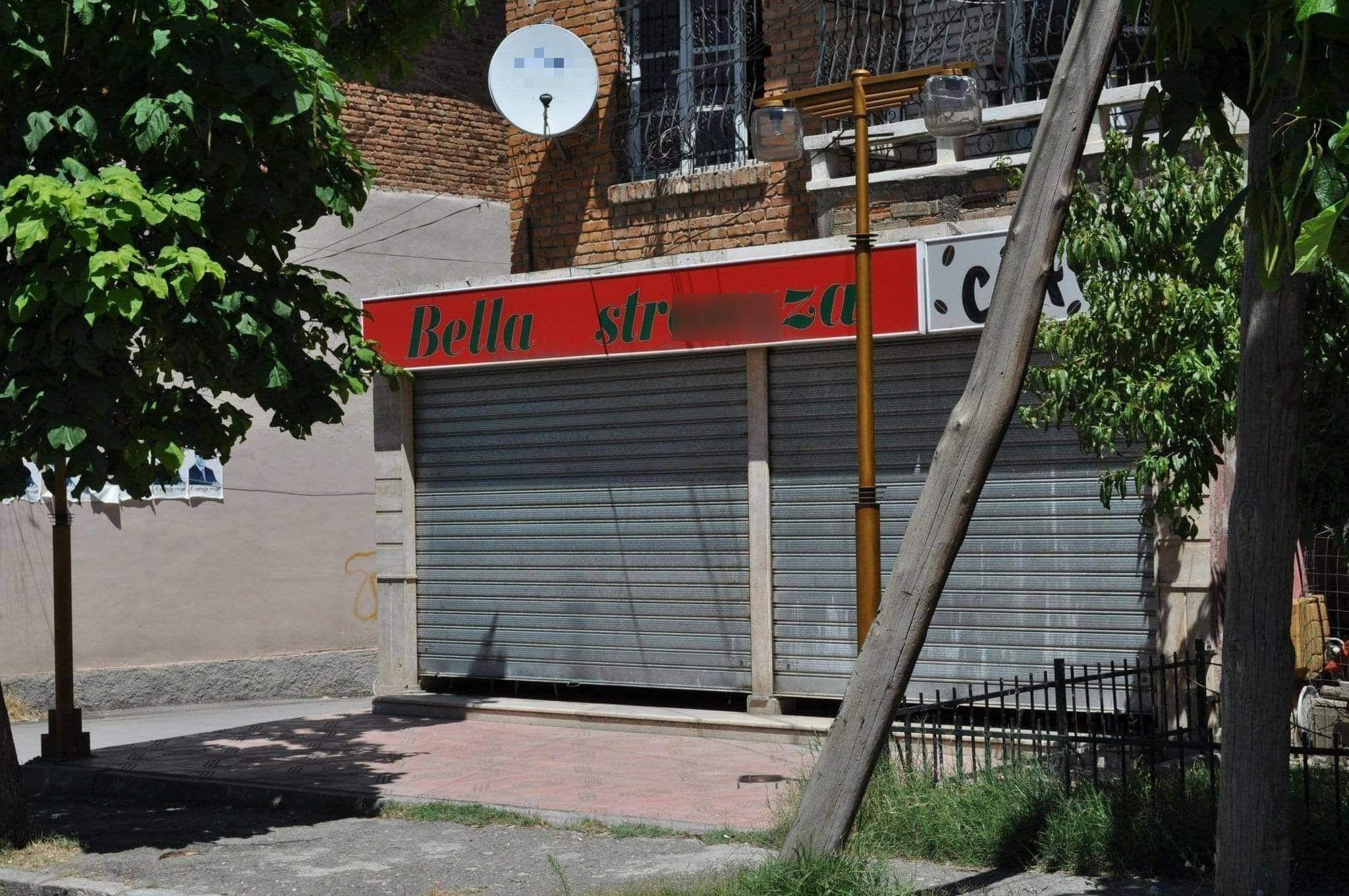 Albania, proprietario di bar espone una divertente insegna che in Italia sarebbe illegale: "Bella..."