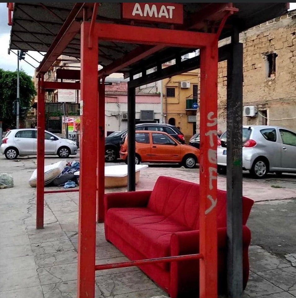 Palermo, la fermata del bus ha un insolito ma comodo sedile: la divertente soluzione dei cittadini