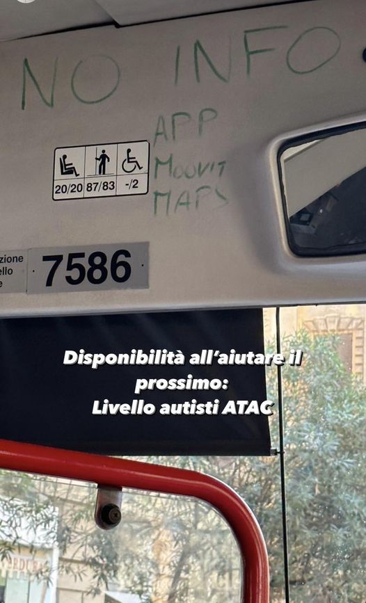 Roma, la soluzione dell'autista per i turisti insistenti è artistica: "Comunicazione ai massimi livelli"