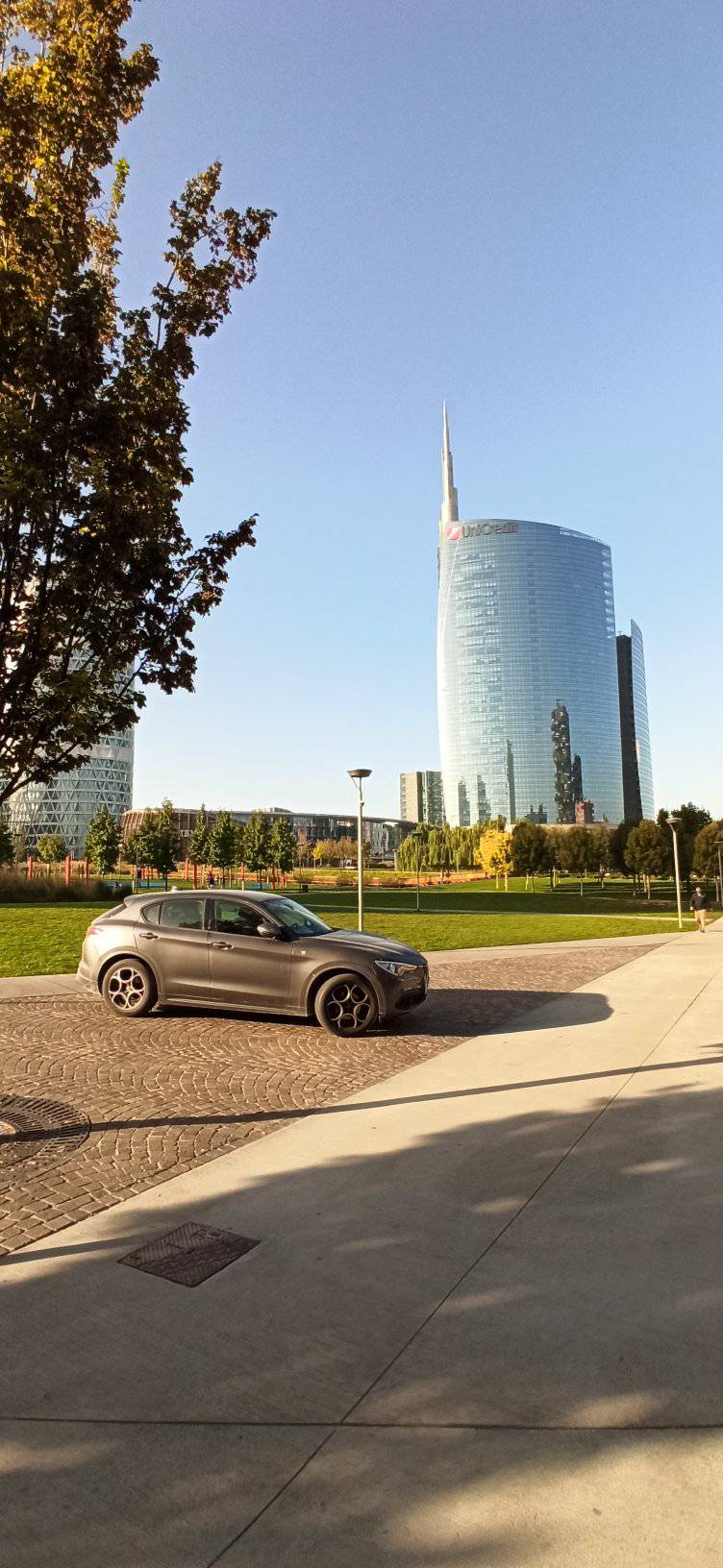 Milano, spunta il parcheggio selvaggio più artistico di sempre: "Senza vergogna"