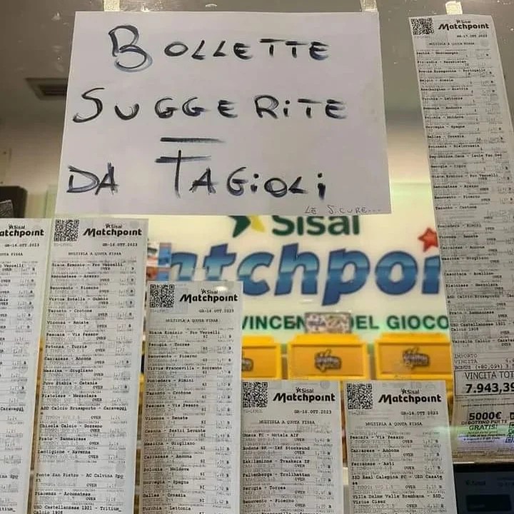 Salerno, centro scommesse espone un divertente cartello sullo scandalo calciatori per attirare clienti: "Bollette..."