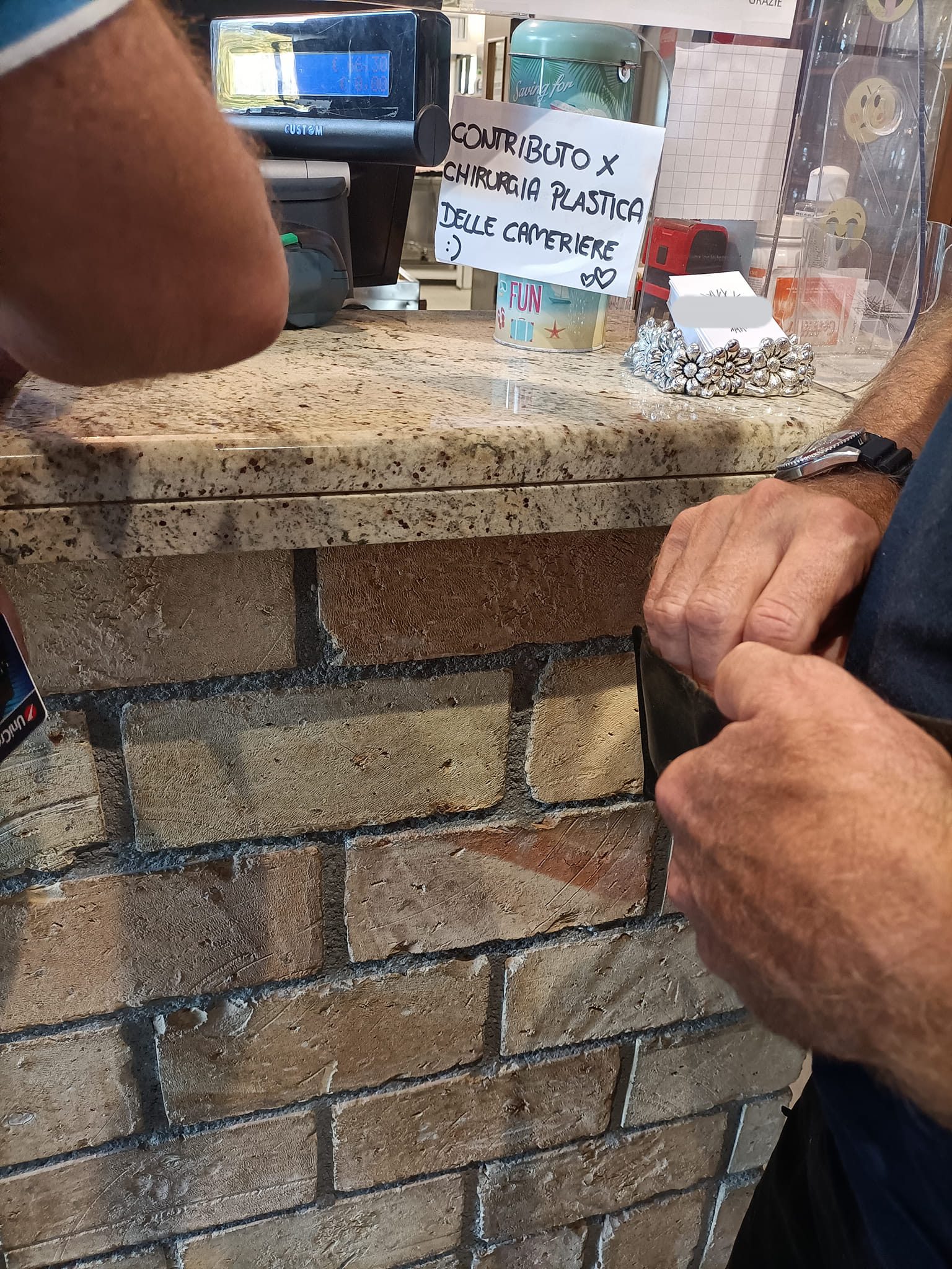 Udine, cameriere espongono un onesto cartello sul barattolo per le mance: "Contributo per..."