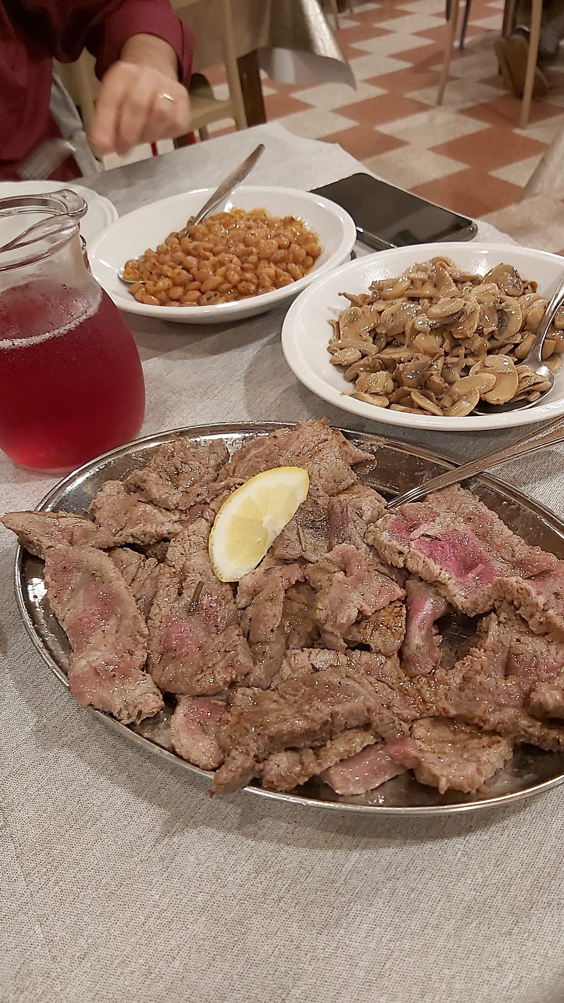 Altopiano di Asiago, va al ristorante a mangiare carne e mostra lo scontrino: "Il prezzo è una piacevole sorprese"
