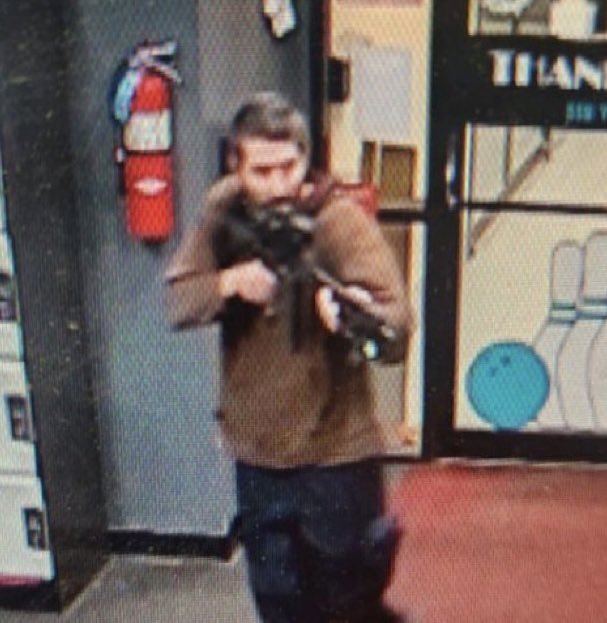 Stati Uniti, uomo armato di fucile uccide 22 persone nel Maine e si da alla fuga: l'identikit dell'assassino
