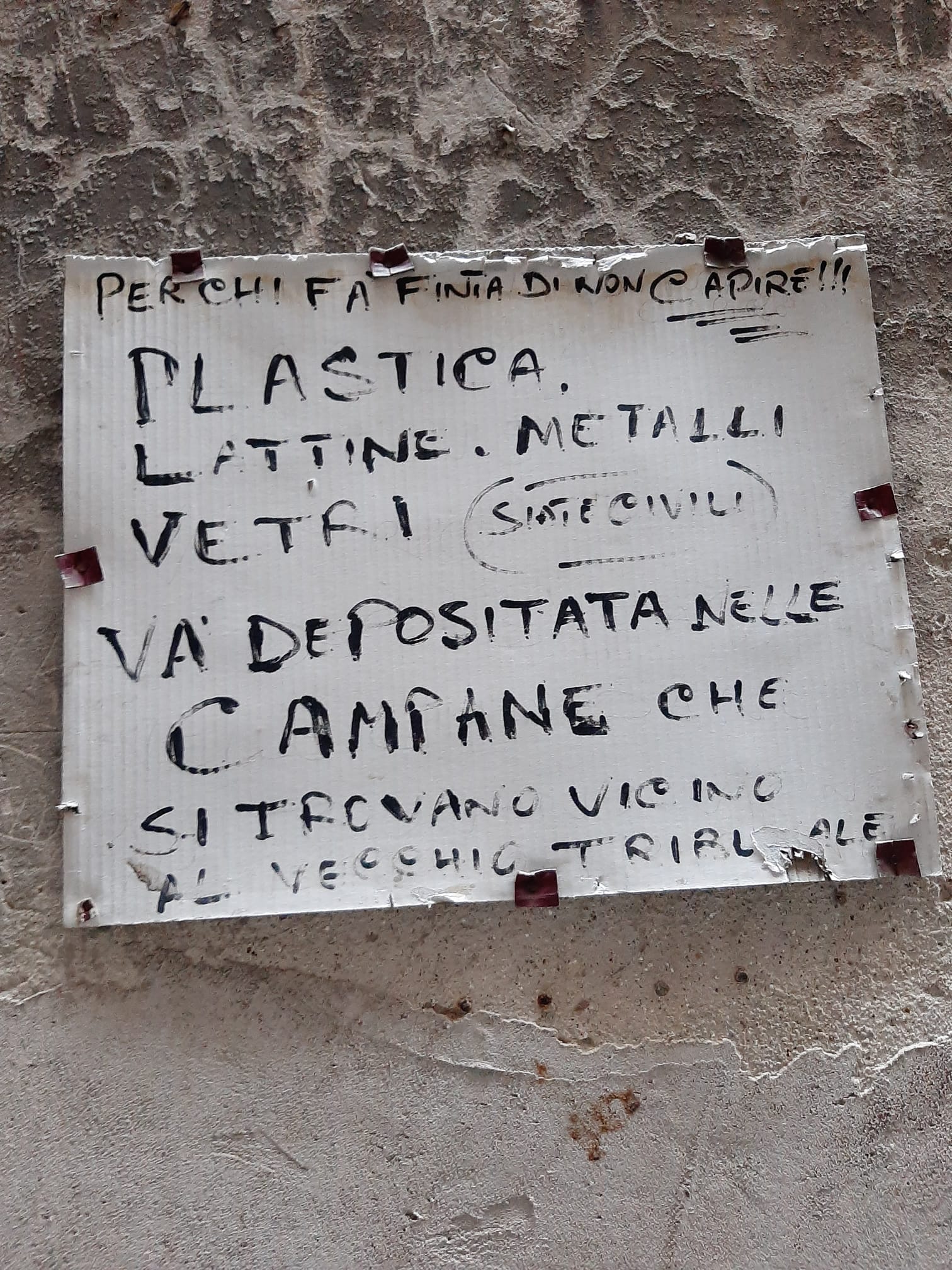 Napoli, tra i vicoli del centro spunta il cartello contro la spazzatura: "Per chi fa finta di non capire"