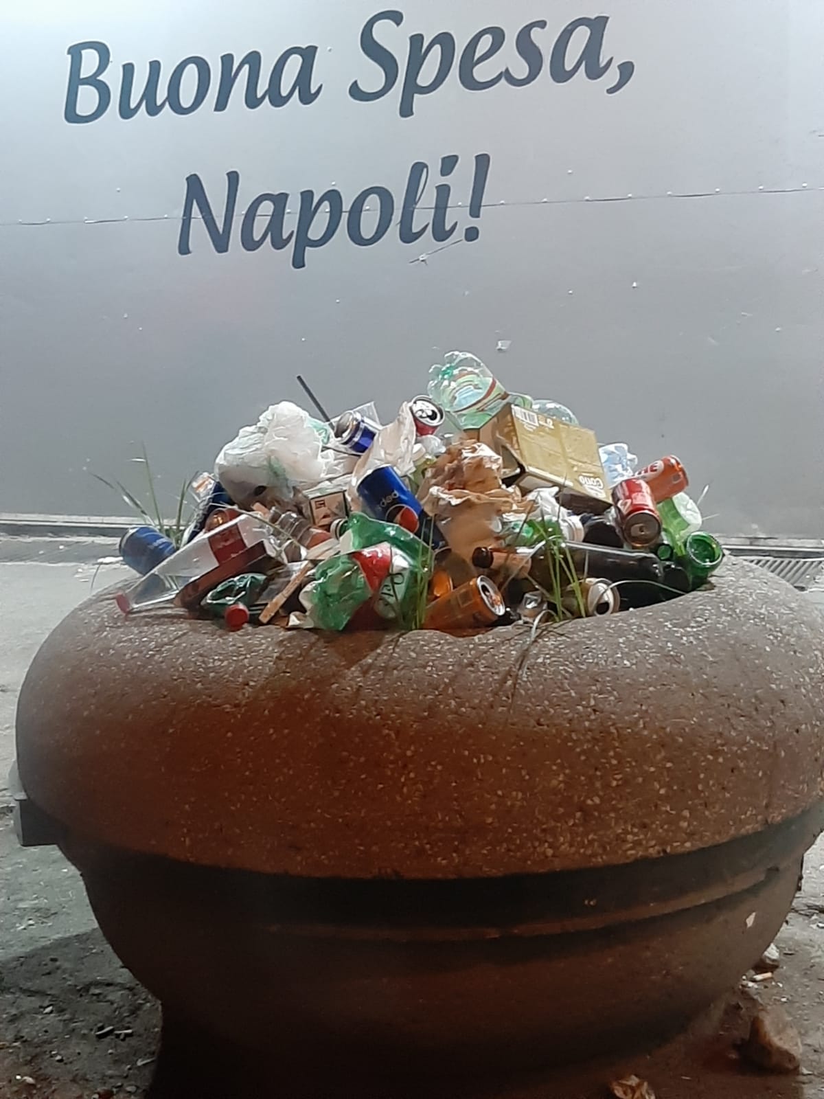 Napoli, la fioriera diventa il simbolo del degrado: "Altro che fiori, guardate cosa c'è al suo interno"