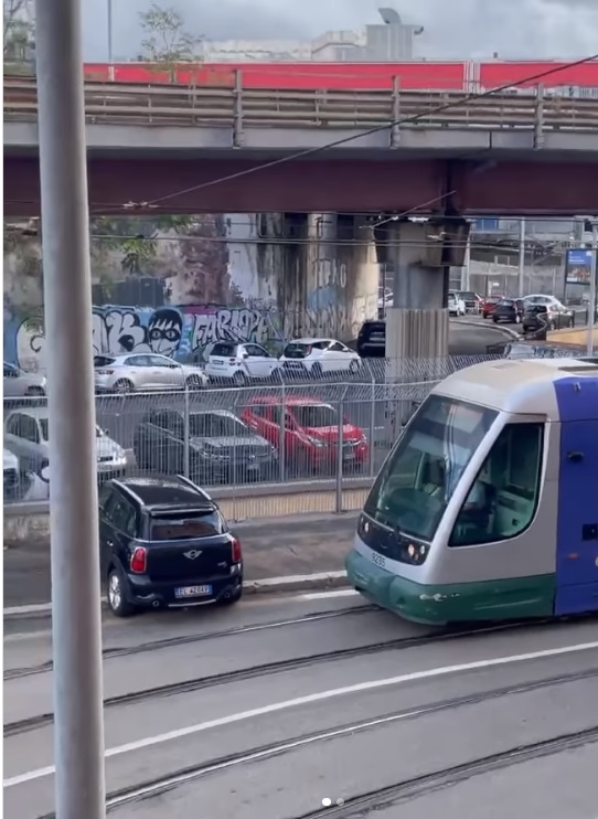 Roma, il parcheggio selvaggio sui binari blocca il tram: cosa è costretto a fare l'autista