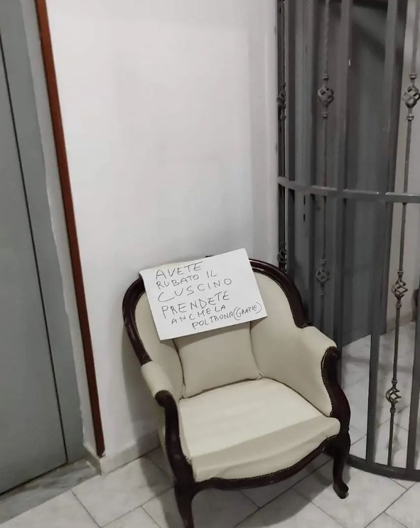 Napoli, cittadino rassegnato lascia un messaggio ai ladri che hanno rubato il cuscino della poltrona: "Prendete anche..."